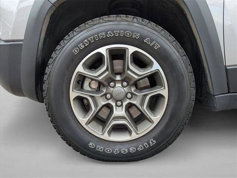 Used 2020 Jeep Cherokee Trailhawk image 24