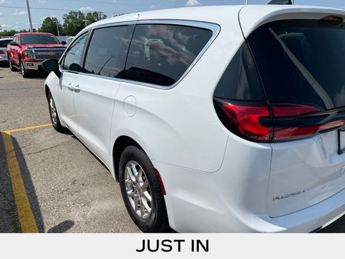 Used 2024 Chrysler Pacifica Touring-L FWD image 10