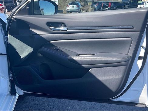 Used 2025 Nissan Altima 2.5 SV image 29