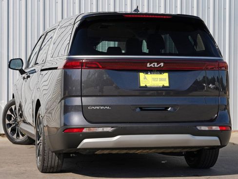 Used 2024 Kia Carnival EX image 5