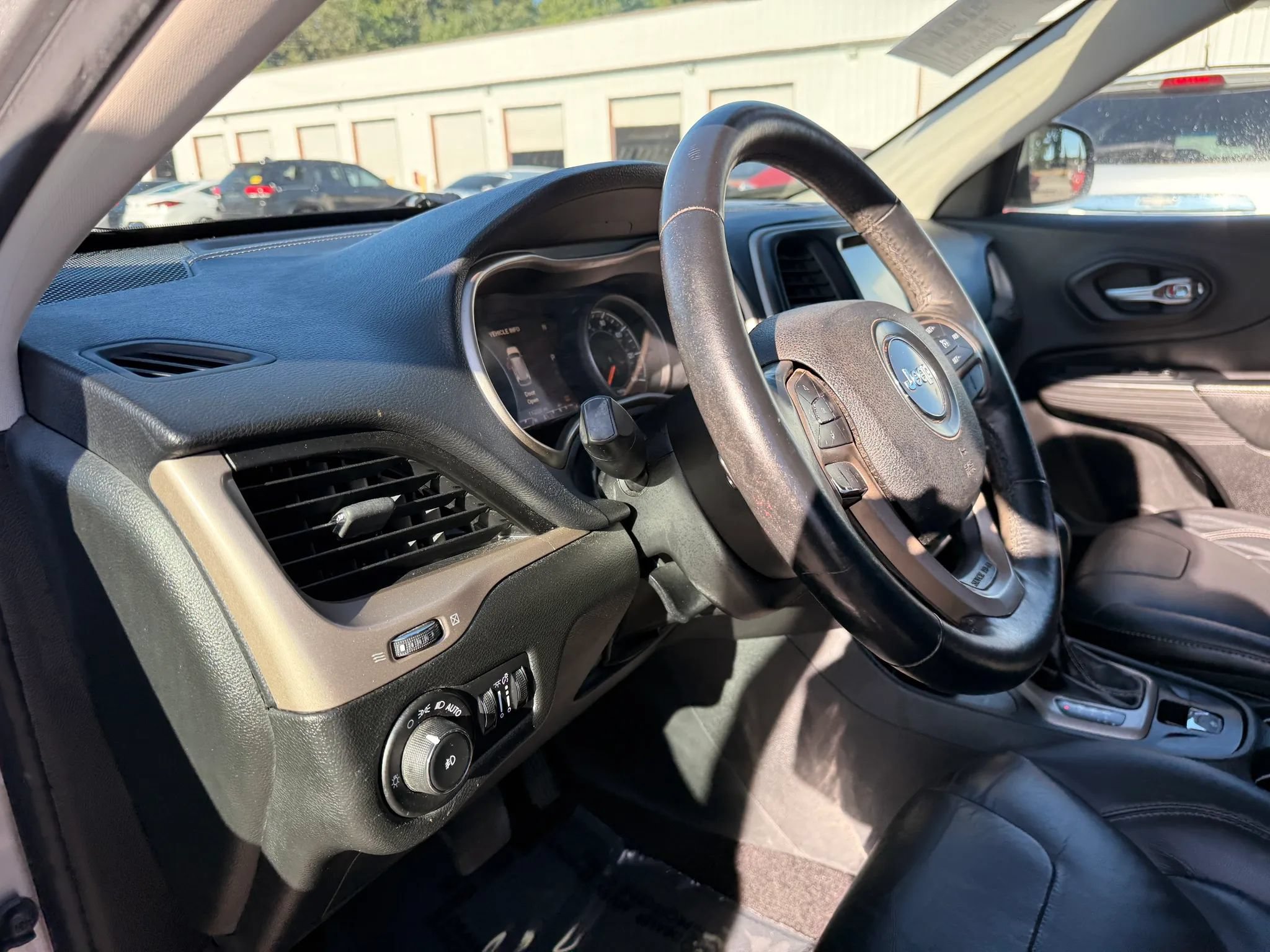 Used 2015 Jeep Cherokee Limited AWD/4WD image 17