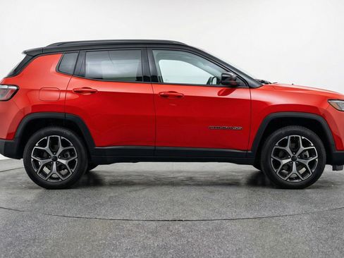 Used 2025 Jeep Compass Limited image 11