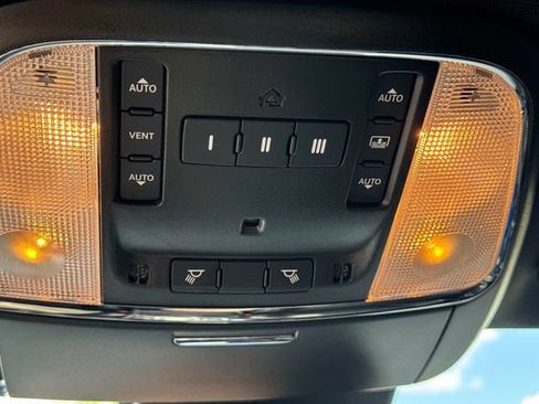 Used 2023 Chrysler 300 C RWD image 19