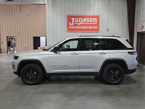 Used 2024 Jeep Grand Cherokee Altitude image 2