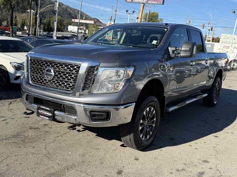 Used 2017 Nissan Titan SV image 4