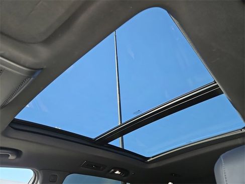 Used 2023 Cadillac XT6 Premium Luxury w/ Technology Package image 3