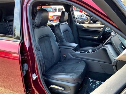 Certified 2025 Jeep Grand Cherokee Altitude AWD/4WD image 7
