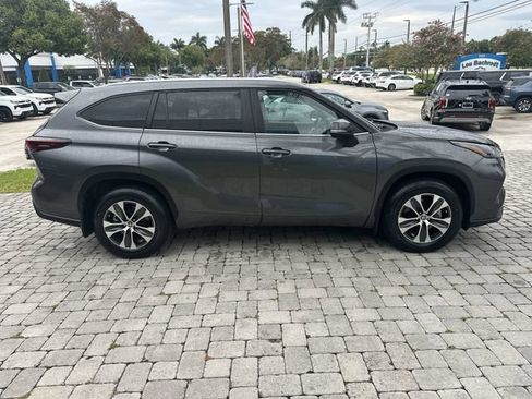 Used 2024 Toyota Highlander XLE FWD image 14