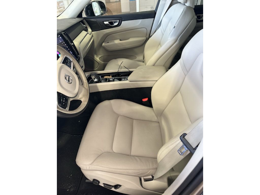 Used 2024 Volvo XC60 B5 Plus AWD/4WD image 6