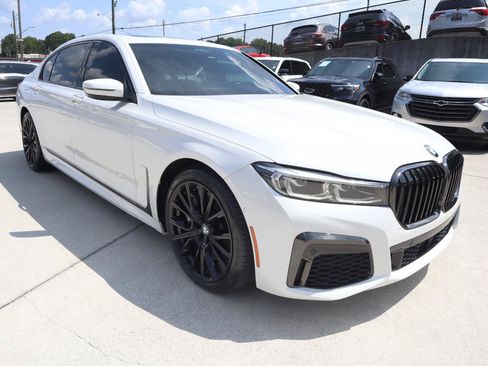 Used 2022 BMW 740i w/ M Sport Package RWD image 9