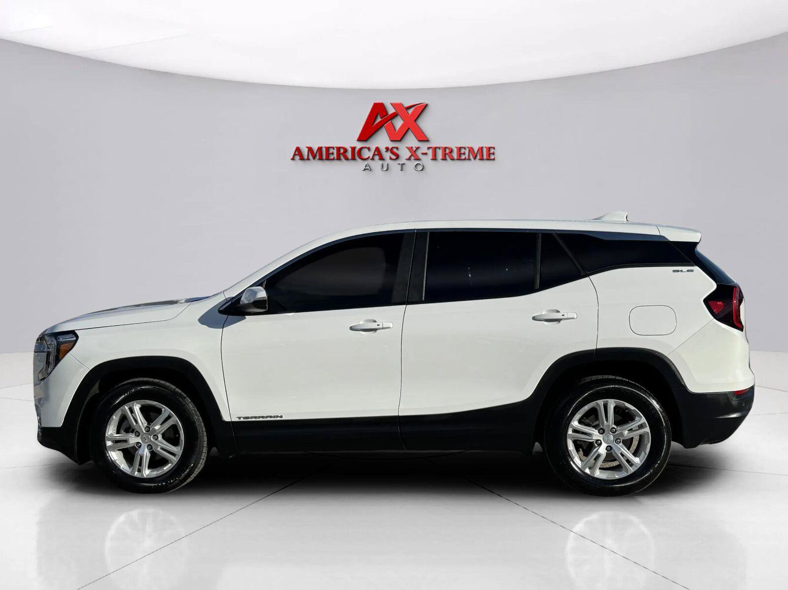 Used 2024 GMC Terrain SLE FWD image 2