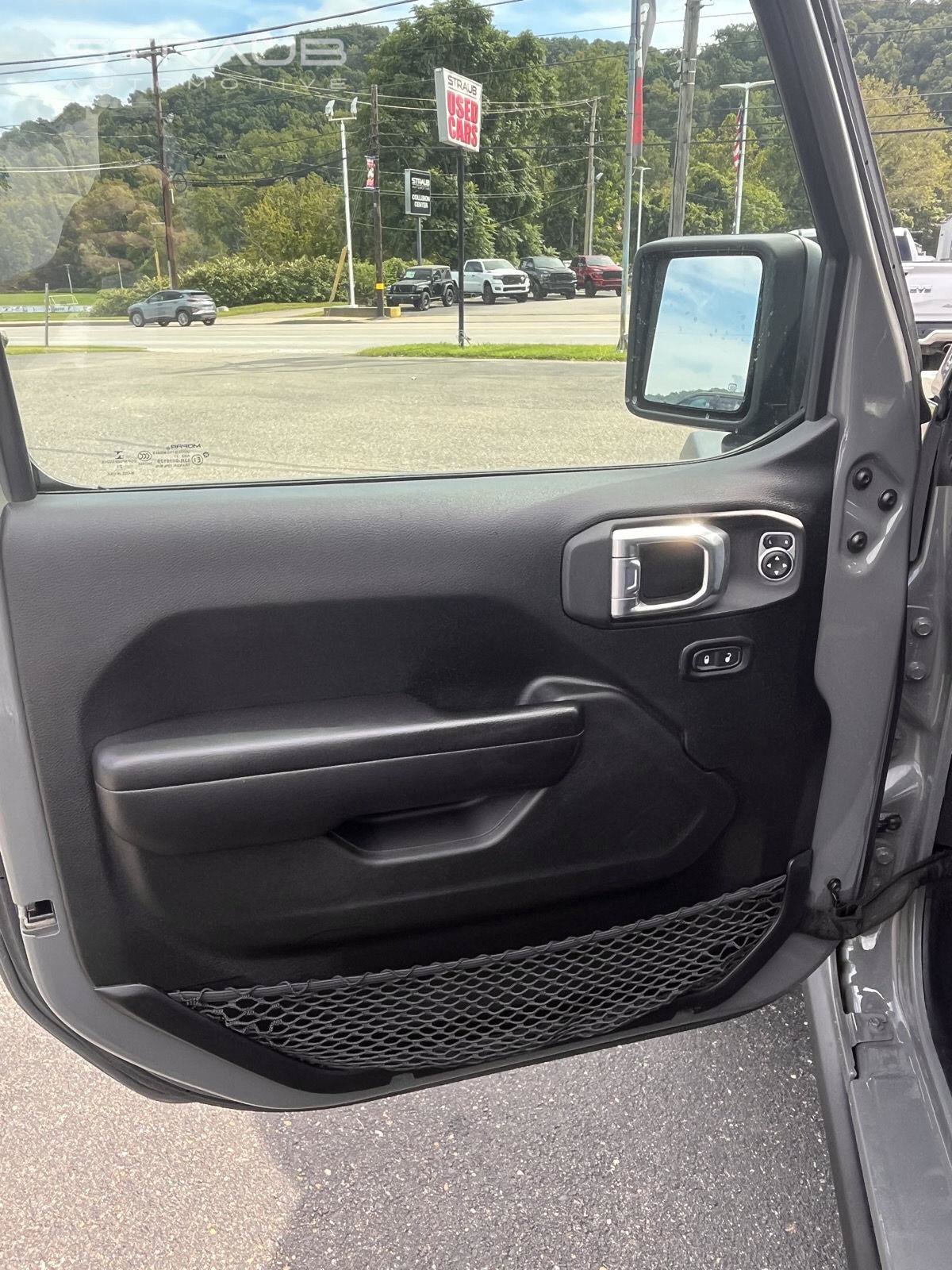 Used 2021 Jeep Wrangler Unlimited Rubicon w/ Cold Weather Group AWD/4WD image 14