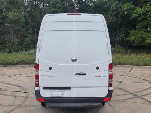 Used 2014 Freightliner Sprinter 2500 RWD image 4