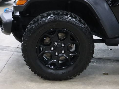 Used 2023 Jeep Wrangler Unlimited w/ Sun & Screen Package image 27