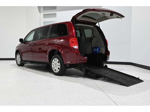 Used 2019 Dodge Grand Caravan SE FWD image 2