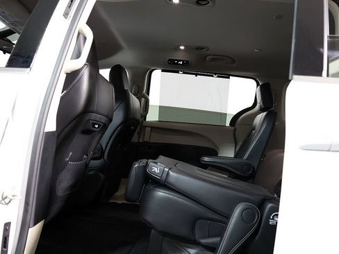 Used 2024 Chrysler Pacifica Touring-L FWD image 15