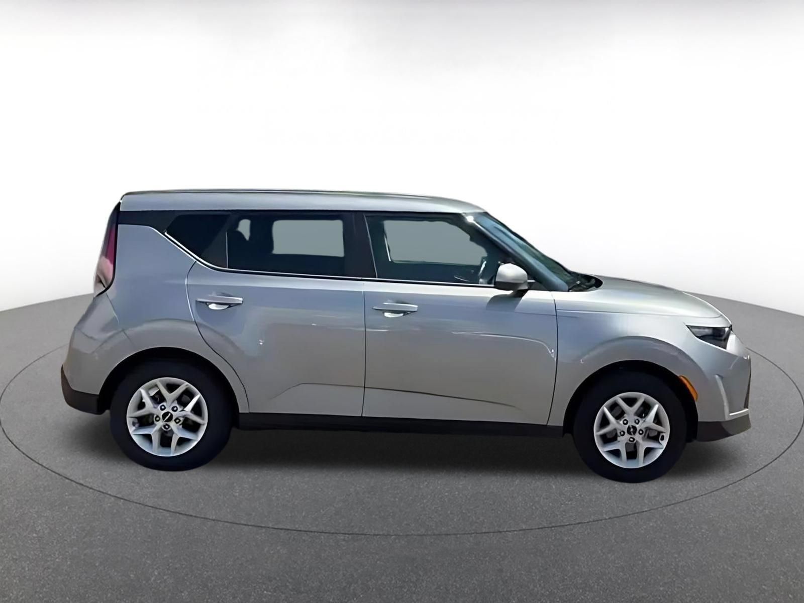 Used 2025 Kia Soul LX w/ LX Technology Package FWD image 15
