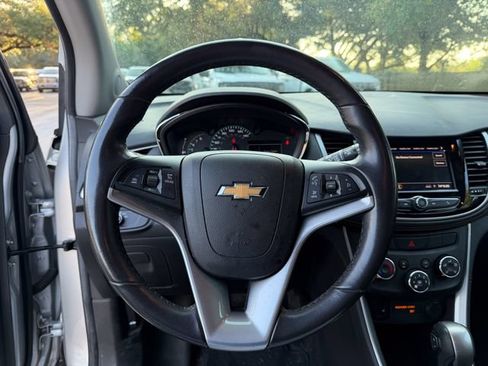 Used 2022 Chevrolet Trax LT w/ LT Convenience Package AWD/4WD image 7