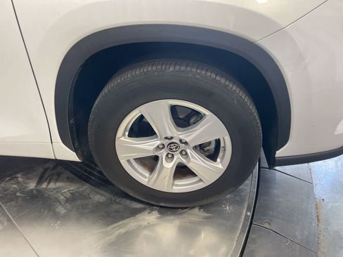 Used 2023 Toyota Highlander LE FWD image 12