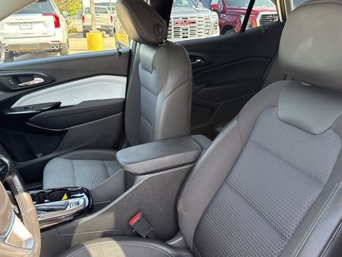 Used 2025 Chevrolet Trax LT w/ LT Convenience Package FWD image 9