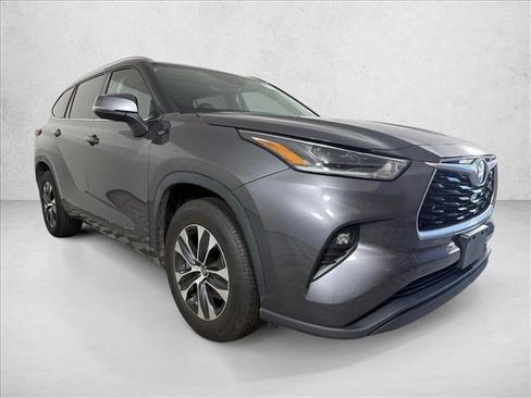 Used 2021 Toyota Highlander XLE FWD image 1