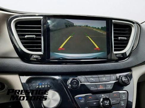 Used 2024 Chrysler Pacifica Touring-L FWD image 16