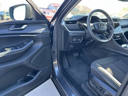 Used 2024 Jeep Grand Cherokee Laredo image 13