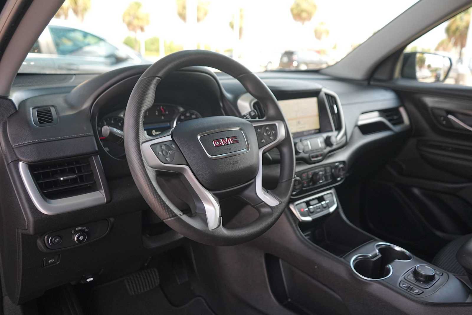 Used 2024 GMC Terrain SLE w/ Driver Convenience Package FWD image 2