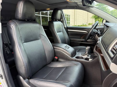 Used 2018 Toyota Highlander XLE AWD/4WD image 37