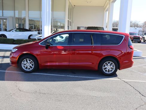 Used 2025 Chrysler Pacifica Select image 7