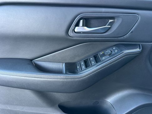 Used 2024 Nissan Rogue SV image 10