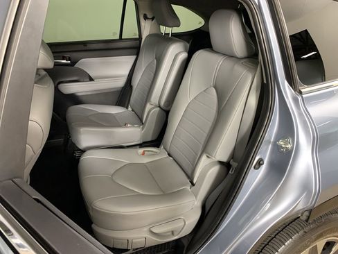 Used 2024 Toyota Highlander XLE AWD/4WD image 34
