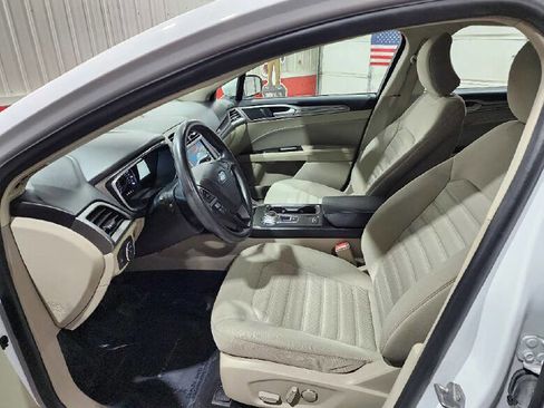 Used 2019 Ford Fusion SE image 9