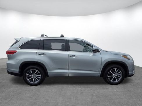 Used 2017 Toyota Highlander XLE FWD image 3