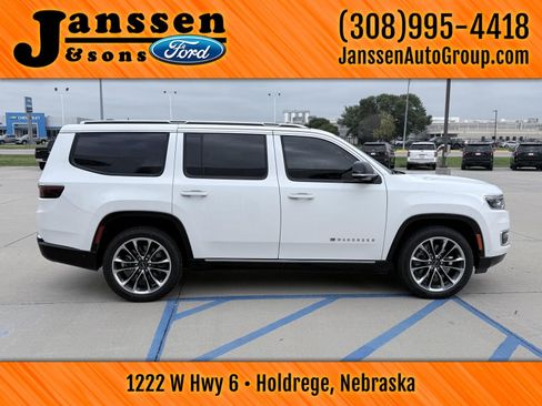 Used 2025 Jeep Wagoneer Series III w/ Premium Group I AWD/4WD image 5