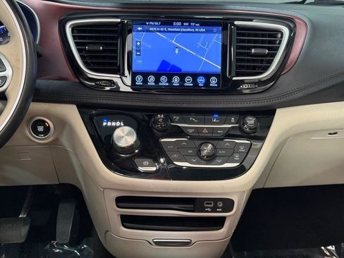 Used 2017 Chrysler Pacifica Limited w/ Advanced Safetytec Group FWD image 15