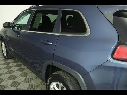 Used 2019 Jeep Cherokee Latitude w/ Popular Appearance Group image 17