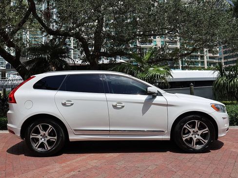 Used 2015 Volvo XC60 T6 w/ Proximity Package AWD/4WD image 3