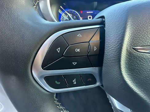 Used 2024 Chrysler Pacifica Touring-L FWD image 23