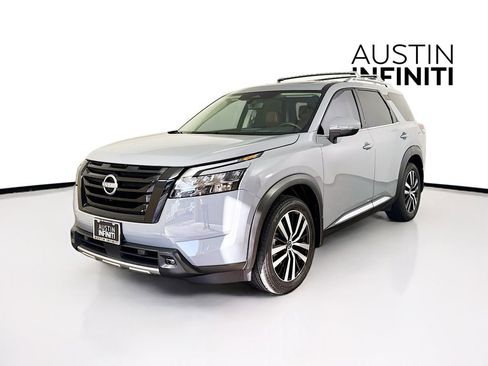 Used 2024 Nissan Pathfinder Platinum image 3