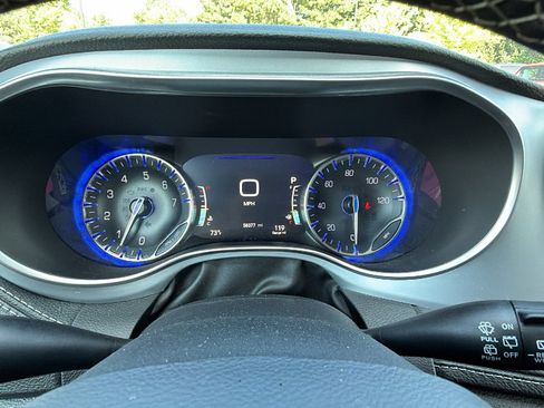 Used 2025 Chrysler Pacifica Limited FWD image 30