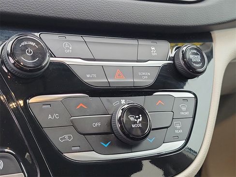 Used 2024 Chrysler Voyager LX image 28