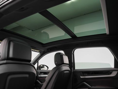 Certified 2025 Porsche Cayenne image 36