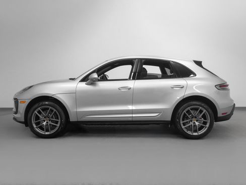 Used 2025 Porsche Macan image 2