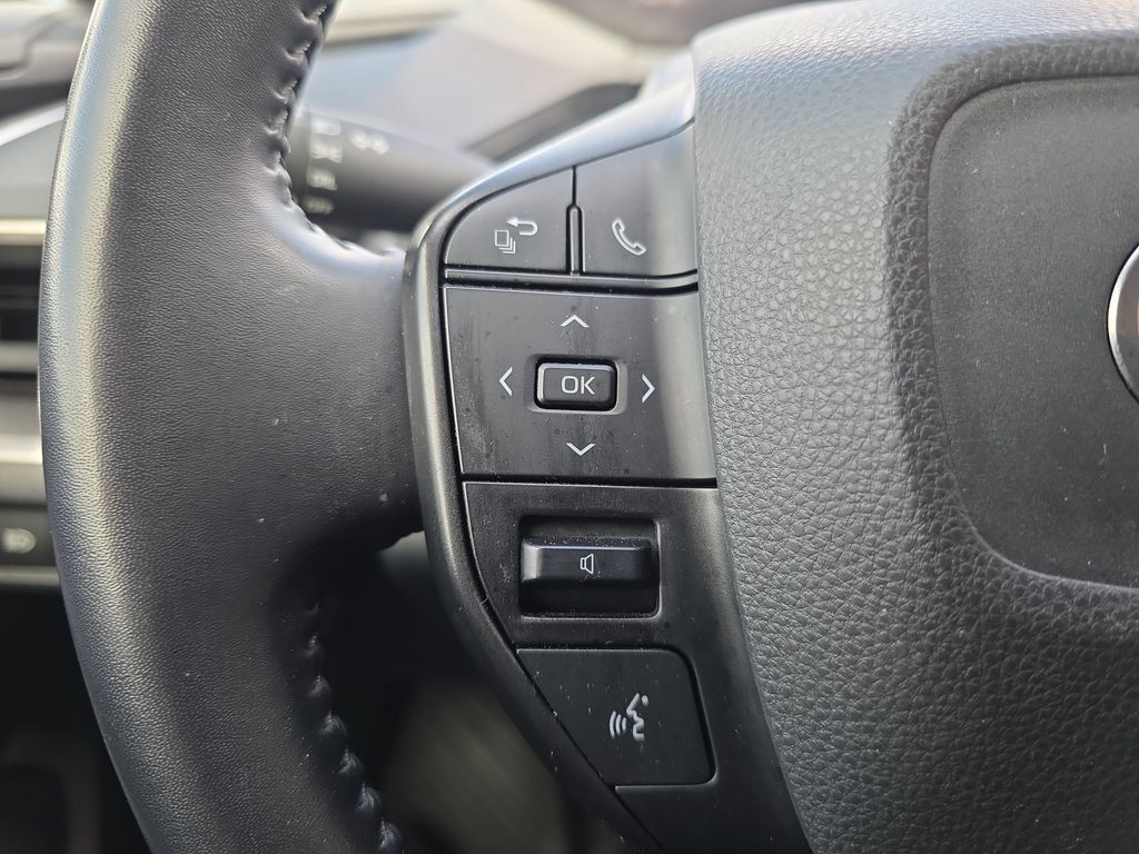 Used 2024 Toyota Prius LE AWD/4WD image 19