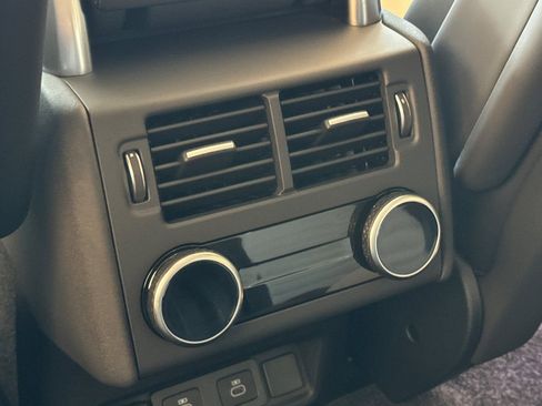 New 2026 Land Rover Discovery Dynamic SE image 13