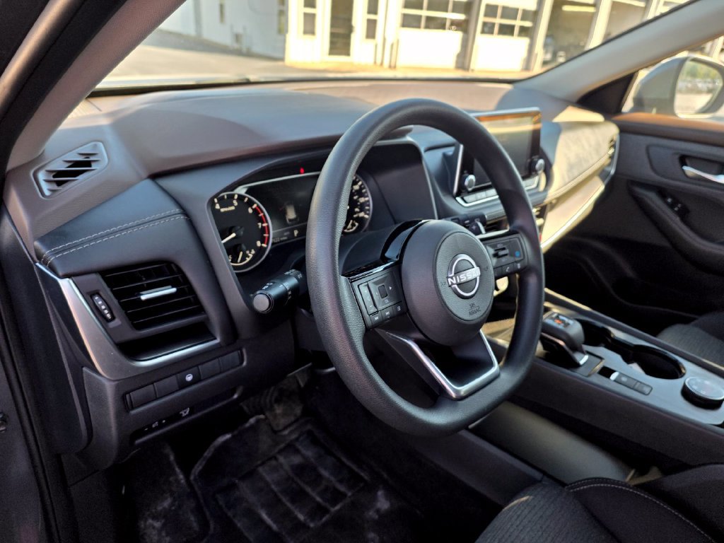 Used 2023 Nissan Rogue SV AWD/4WD image 14