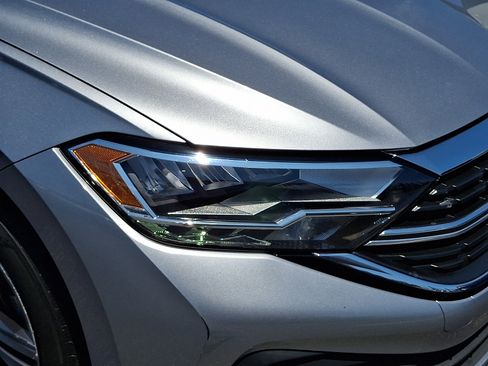 Certified 2023 Volkswagen Jetta SE w/ Panoramic Sunroof Package FWD image 9