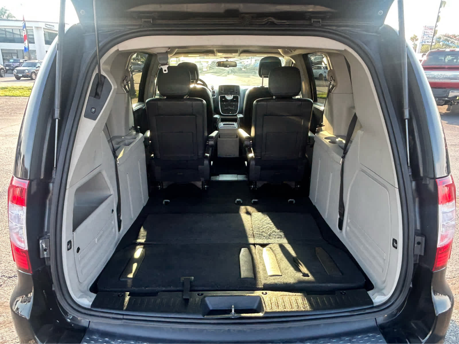 Used 2016 Chrysler Town & Country Touring FWD image 7
