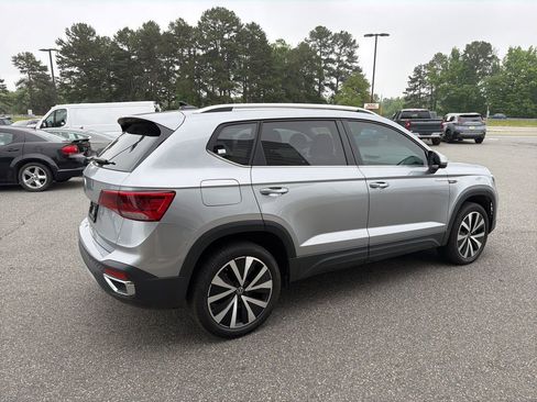 Used 2024 Volkswagen Taos SE w/ Panoramic Sunroof Package FWD image 8